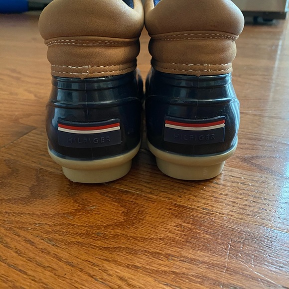 Tommy Hilfiger Women’s size 6 rain/snow boots - Picture 2 of 3